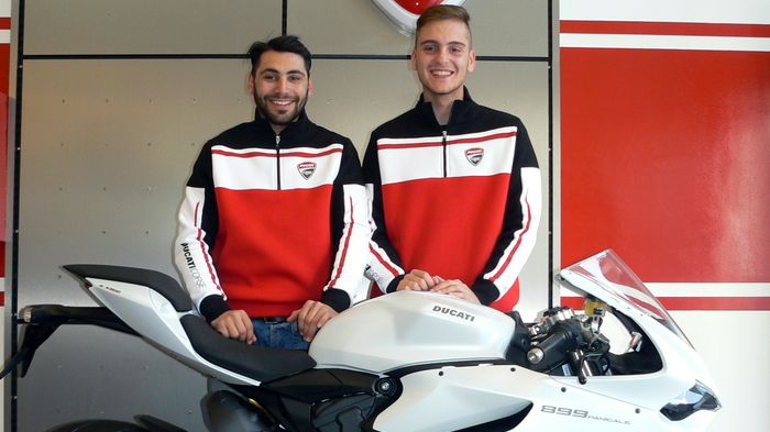 Στα αριστερά ο Πρωταθλητής των SBK του 2013, Λευτέρης Πίππος, και στα δεξιά ο Γιώργος Παπασταύρου. Η Ducati διπλασίασε τους οδηγούς της για το 2014.